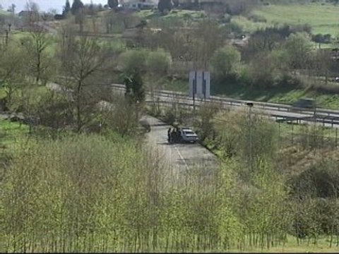 La Ertzaintza registra la vivienda en la que fueron detenidos los dos presuntos etarras