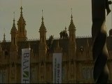 Cinco ecologistas protestan en el tejado del Parlamento británico