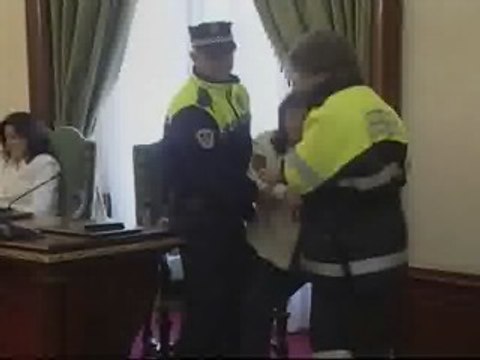 La Policía desaloja a los dos ediles de ANV en el Ayuntamiento de Pamplona