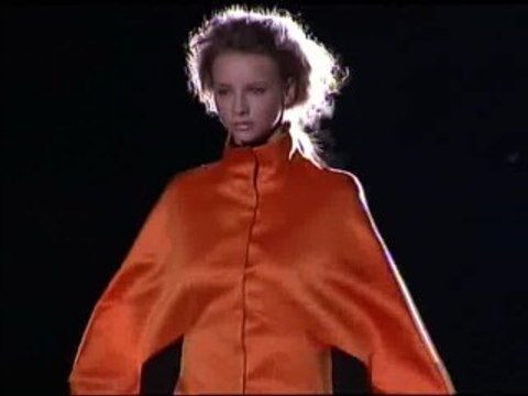 Amaya Arzuaga recupera las formas geométricas en su nueva colección