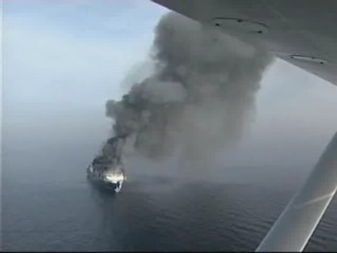 Espectacular incendio de un barco turco en el Mar Adriático