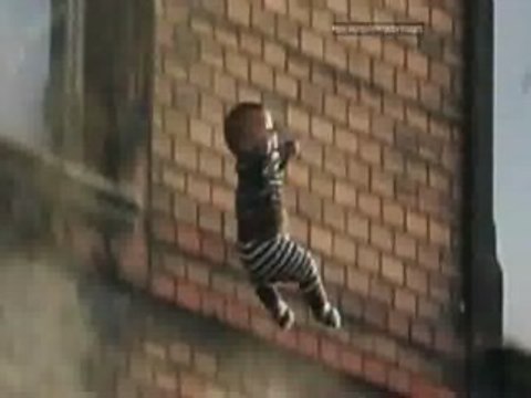 Un niño lanzado desde un tercer piso es atrapado por un policía