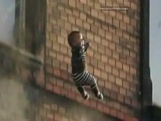 Un niño lanzado desde un tercer piso es atrapado por un policía