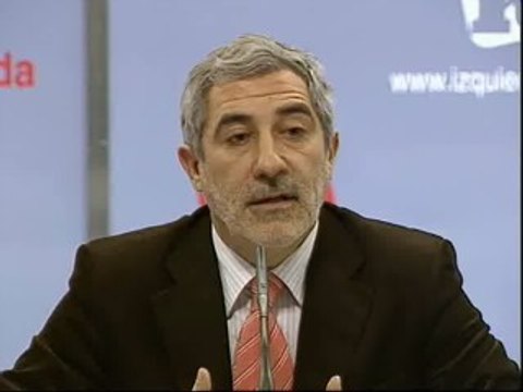 Llamazares acusa al PSOE de pasar la mano por el lomo a la Iglesia