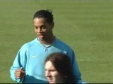 Ronaldinho se entrena con el resto del equipo
