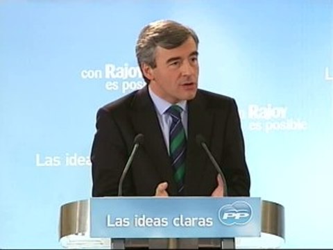 Acebes: Con Zapatero, los artistas y el doctor Montes son los únicos portavoces autorizados