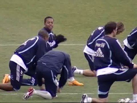 Robinho celebra su cumpleaños en el entrenamiento