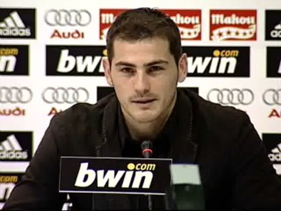 Raúl y Casillas firman un contrato vitalicio con el Real Madrid