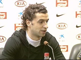 Simao felicita a Casillas por su actuación en el derbi