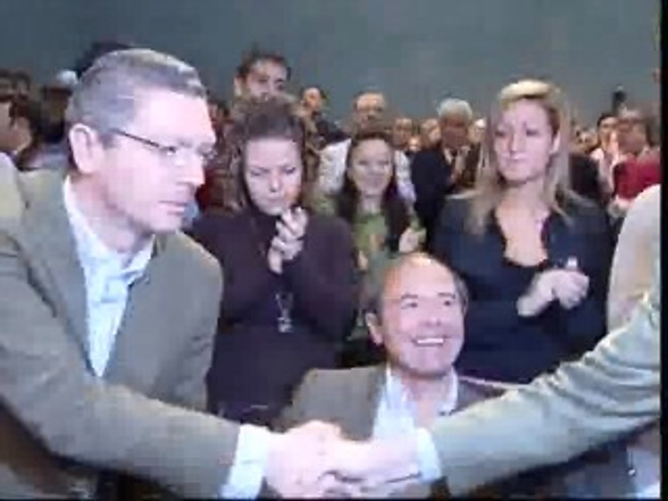 Apretón de manos entre Gallardón y Rajoy