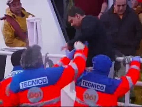 Llegada de dos de los tripulantes rescatados con vida del pesquero 'Cordeiro'