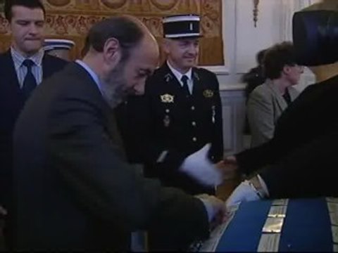 Francia condecora a título póstumo a los guardias civiles asesinados por ETA en Capbreton
