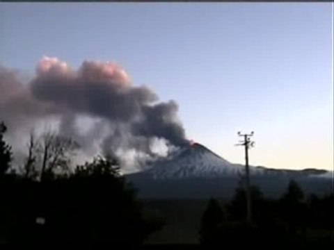 La entrada en erupción del volcán Llaima provoca cientos de evacuados en Chile