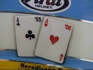 Fernando Alonso incorpora dos ases en su casco