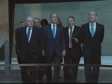 Bush visita el museo del holocausto