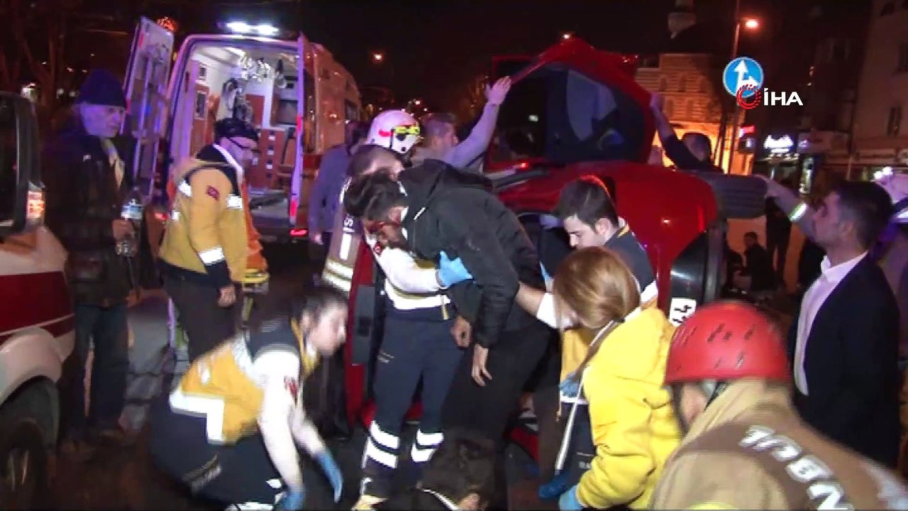 Fatih Millet Caddesinde kazada otomobil devrildi: 3 yaralı