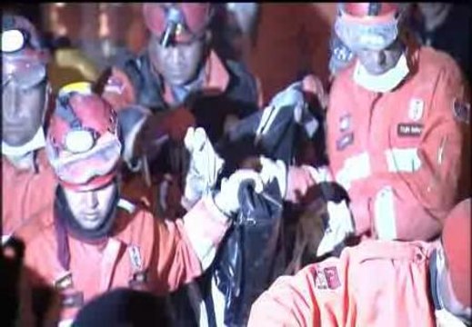 Continúan rescatando supervivientes al terremoto