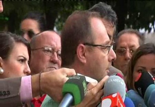 El padre de Marta espera en la calle mientras Carcaño declara