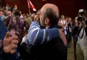 Abrazos y lágrimas en el primer acto de los socialistas en el País Vasco tras el comunicado de ETA