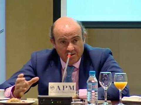 De Guindos: Hay que respetar independencia Banco de España