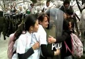 Besos y abrazos en Colombia para frenar la violencia de los antidisturbios