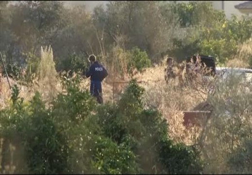 La policía continúa rastreando la finca en busca de los niños