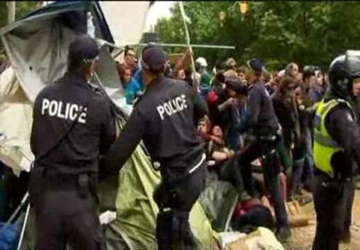 La policía desaloja por la fuerza a los indignados en Melbourne