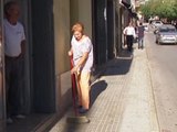Vecinos de Esparreguera limpian calles para ahorrar