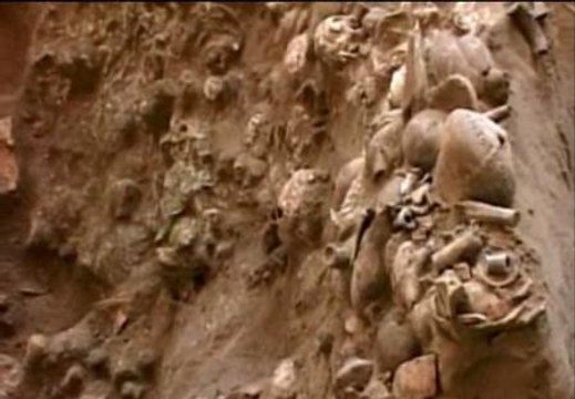 Hallan 70 cuerpos, entre ellos 15 niños, sepultados bajo el altar de la catedral de Lima (Perú)