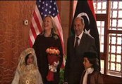 Hillary Clinton visita Trípoli para promover las elecciones