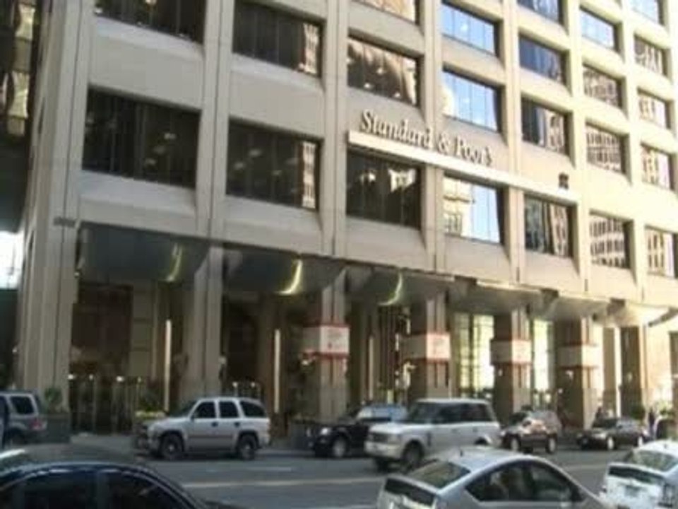 Agencias de calificación rebajan la nota a los bancos