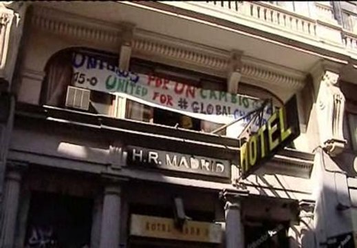 Los indignados 'okupan' un hotel y un edificio