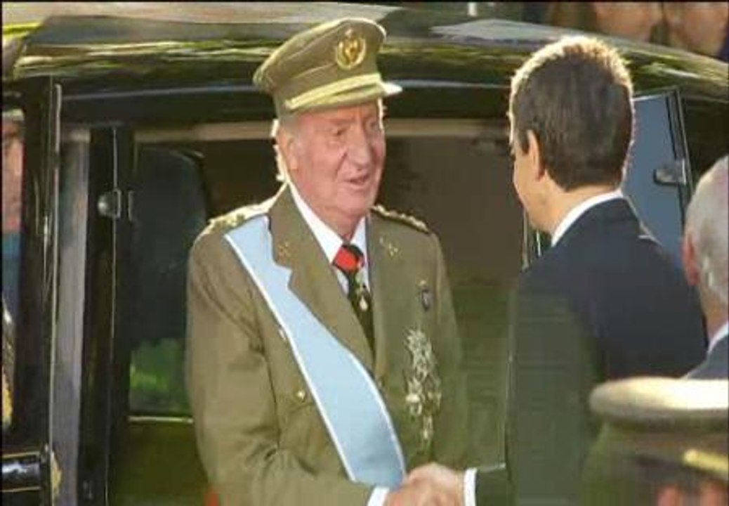 El desfile militar comienza con abucheos a las autoridades