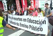 Marcha pacífica de profesores en las calles de Santiago de Compostela