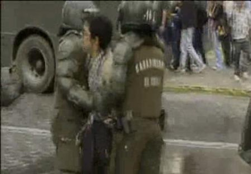 Continúan los enfrentamientos entre Policía y estudiantes en las calles chilenas