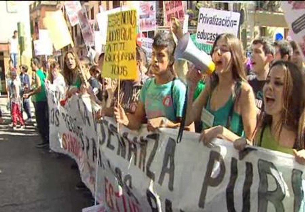 Miles de estudiantes protestan en toda España contra los recortes en Educación