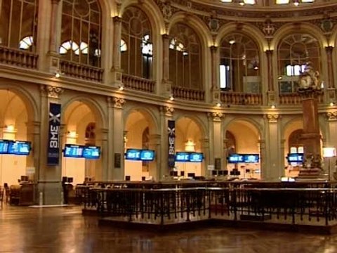 Ibex sube un 2,12% en el día, pierde un 4,6% semanal