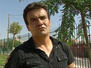 Un sevillano busca novia empapelando la ciudad