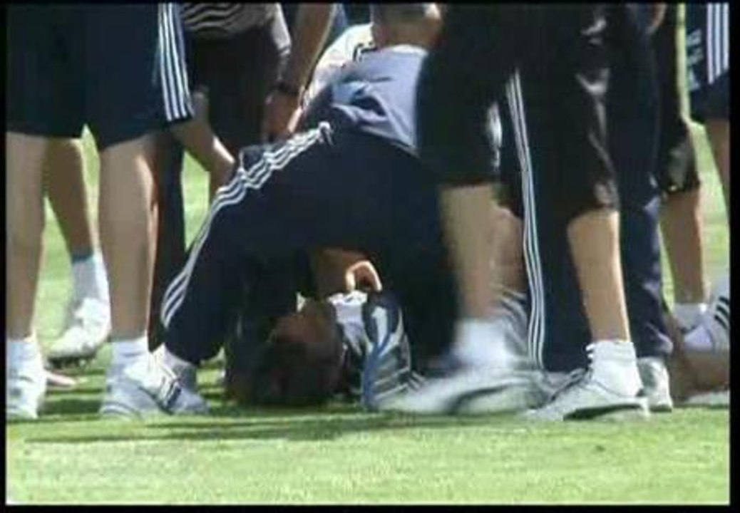 Demichelis abandona en ambulancia el entrenamiento de Argentina