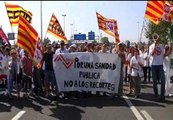 Cientos de personas protestan contra los recortes en Sanidad en Barcelona
