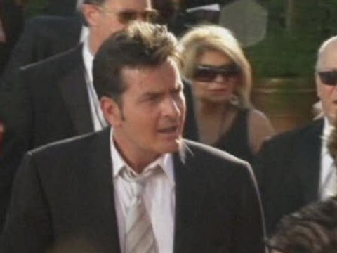 Charlie Sheen y Warner Bros firman la paz