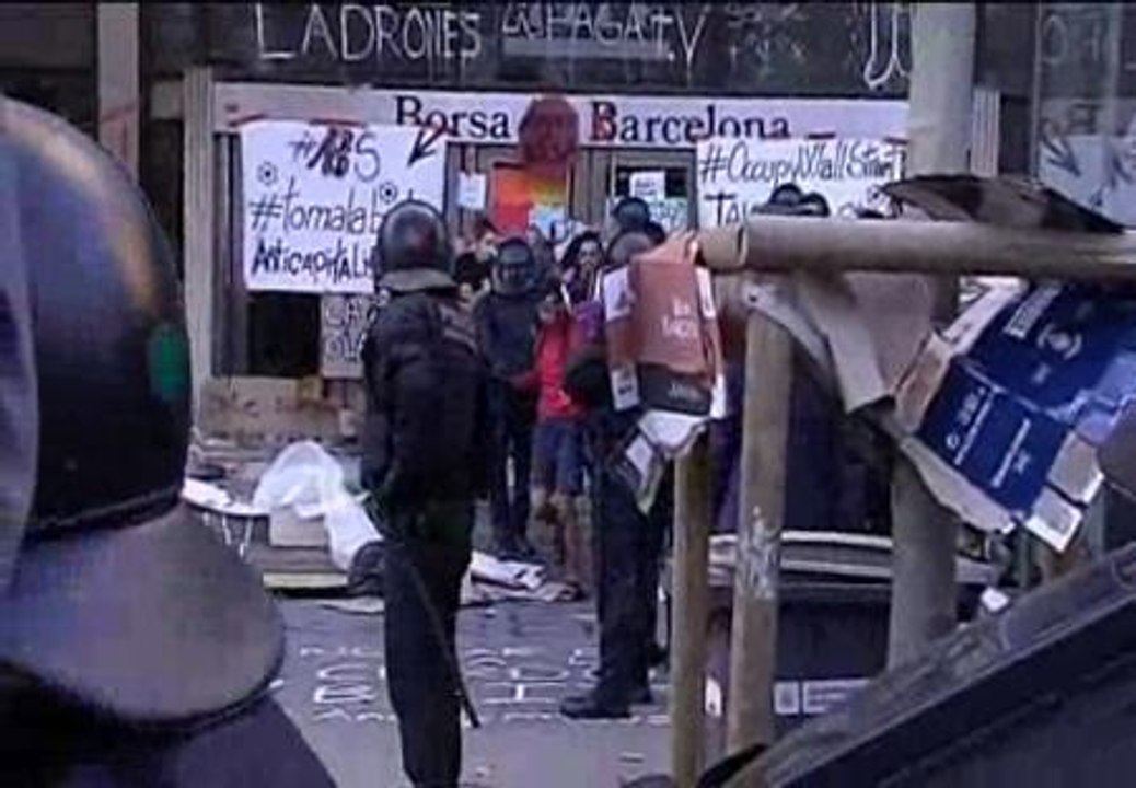 Desalojados un grupo de indignados de la Bolsa de Barcelona