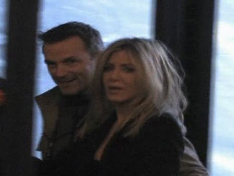 Jennifer Aniston trae consigo más policía