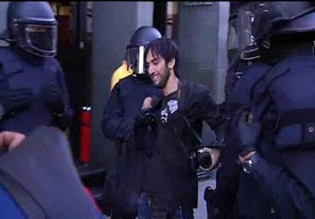 Download Video: Los Mossos desalojan la protesta en la Bolsa de Barcelona