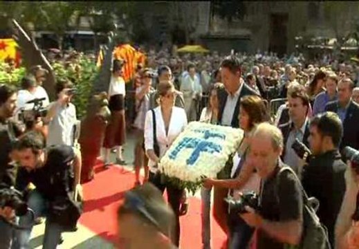 Abucheos para el alcalde de Badalona en la ofrenda floral