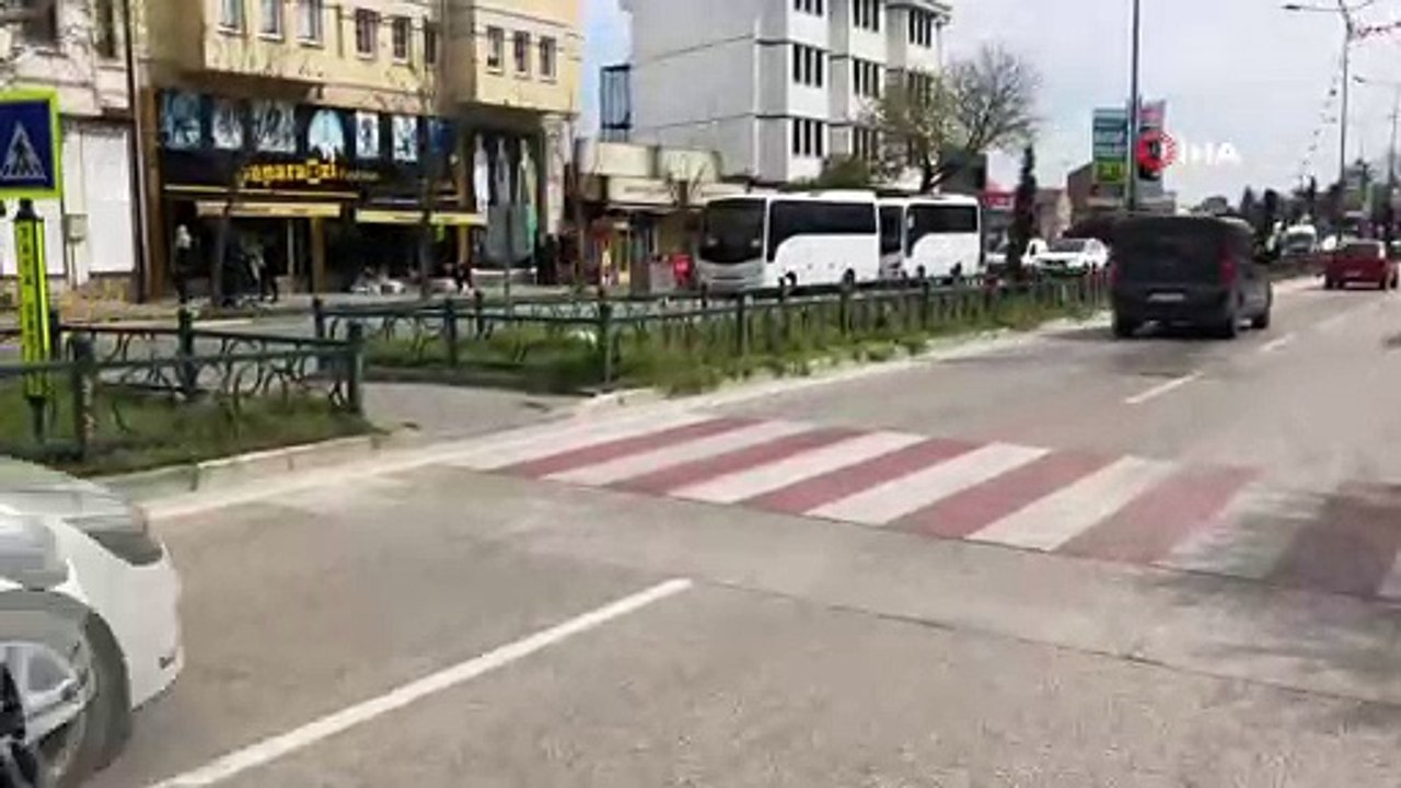 Yaya geçidindeki kadına araç böyle çarptı