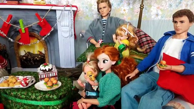 Christmas Santa Elsa Barbie Noël et Père Noël Weihnachten und SanktクリスマスとサンタNavidad Natal e Santa