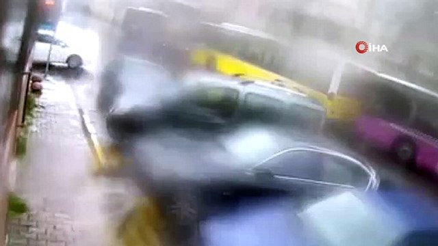 Okul servisinin otomobille kafa kafaya çarpıştığı kaza kamerada