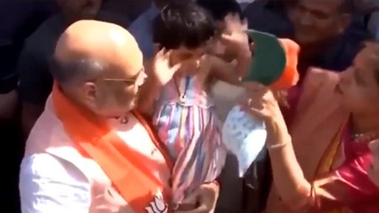 VIDEO: जब अमित शाह की पोती ने भाजपा की कैप पहनने से कर दिया इनकार