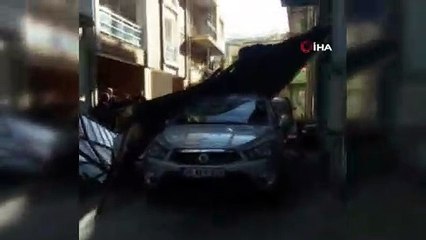 İzmir’de şiddetli fırtına...Çatılar uçtu, tabelalar devrildi